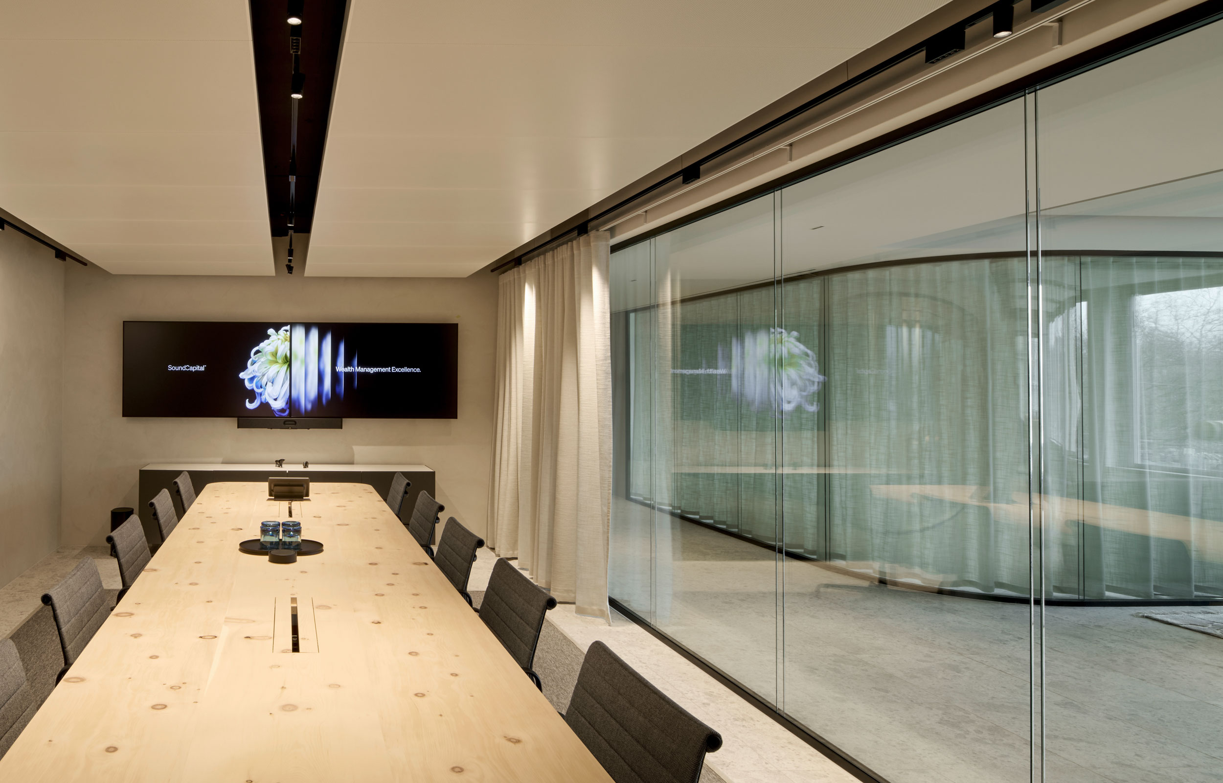 Mieterausbau Büro. Interior Design. Corporate Architecture. New work. Meetingroom. Sound Capital - MACH Architektur.