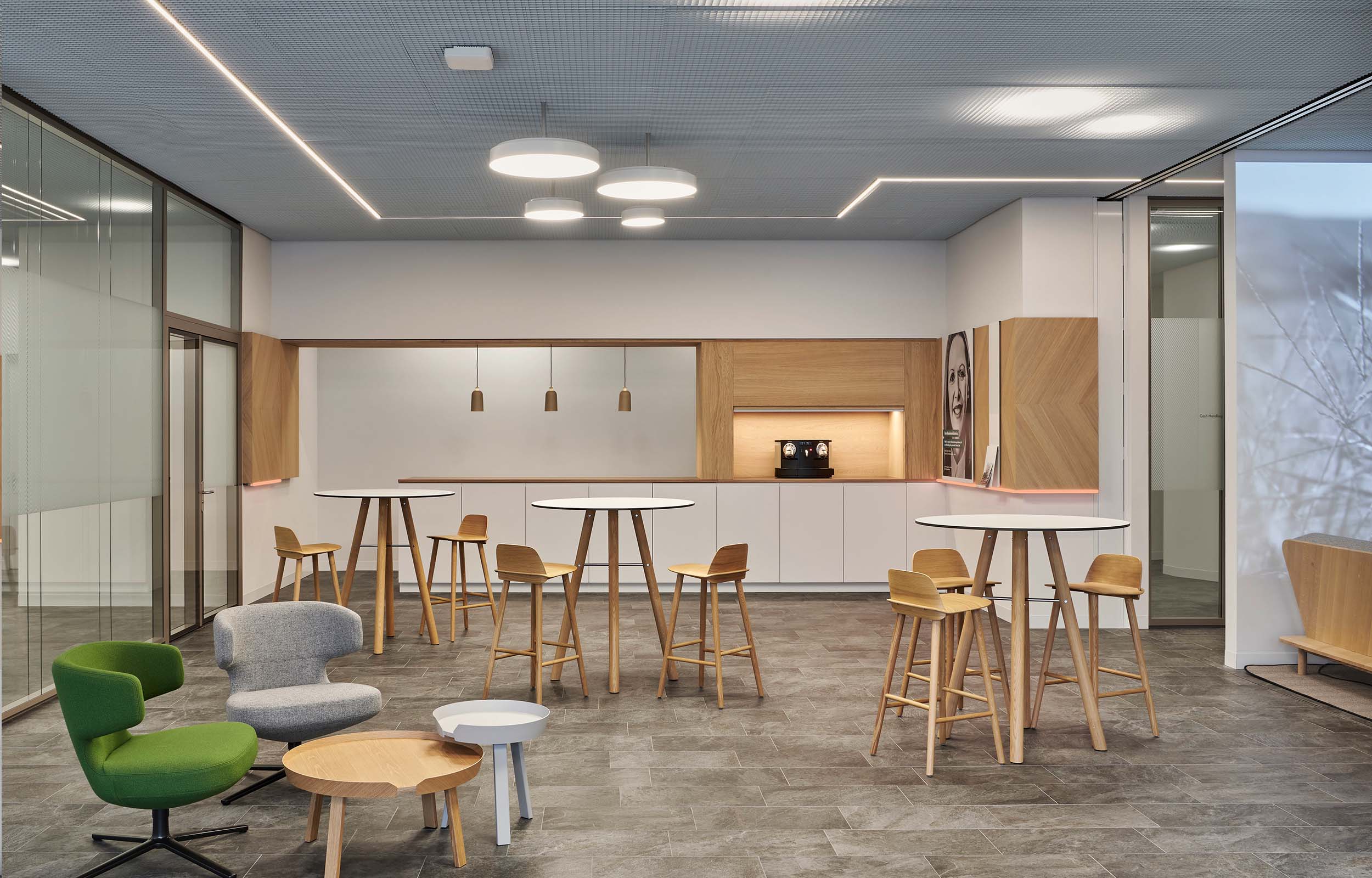 Banken & Finanzen. Bankfiliale. Café Bereich. Basellandschaftliche Kantonalbank Liestal - MACH Architektur.