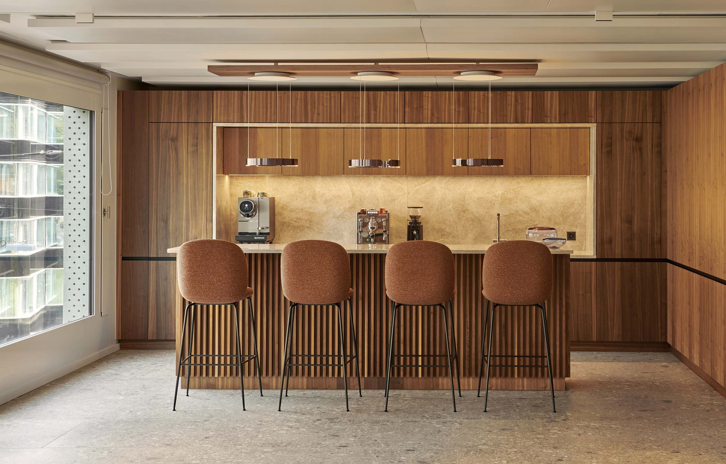 Arbeitswelten. Buero. Detail Cafe Bereich. Mieterausbau. Immobilien - MACH Architektur.