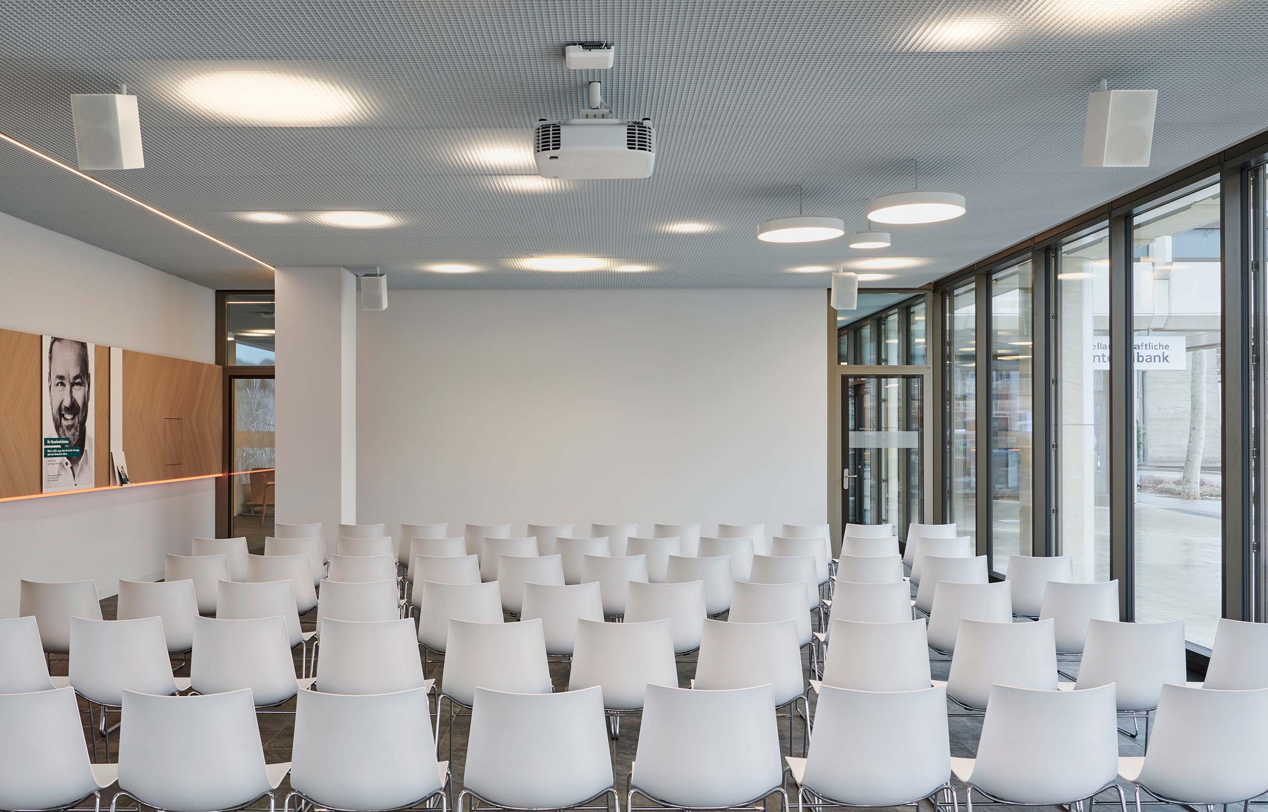 Banken & Finanzen. Bankfiliale. Eventraum. Basellandschaftliche Kantonalbank - MACH Architektur.